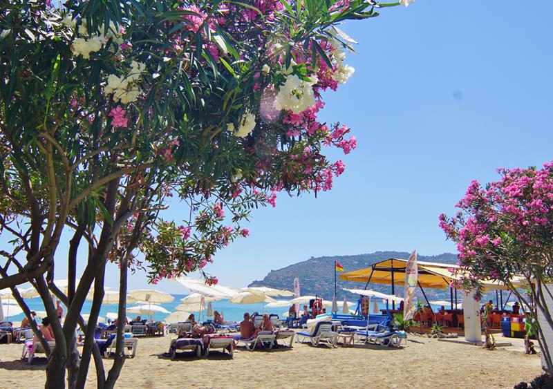   Østre strand- eller  Keykubat stranden går fra havneområdet i Alanya , og fortsetter egentlig sammenhengende helt til Kargicak i sydøst.