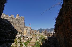 Ehmedek, Alanya Castle 's nordlige skråningen av bysantinske stedet for gjenværende et lite slott i løpet av Seljuk perioden "midt slottet" ble gjenreist. Innskriften på inngangsdøren i 1227 så ut til å være i. Navnet på Seljuk periode på bygningsarbeidere fra Ehmedek (på persisk "Small maison") er antatt å ha tatt.