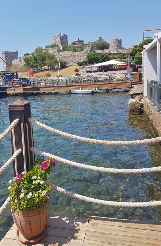 I denne tråden tar jeg for meg Bodrum. I antikken var navnet på byen Halikarnassos av Karia og var berømt for sitt store gravmonument, mausoleet for Maussolos som var en av de syv store underverker i antikken. Mausoleet ble bygget ca 300 år før Kristus. Byen er også kjent for sin flotte festning som ble bygget av korsfarere på 1400 tallet.