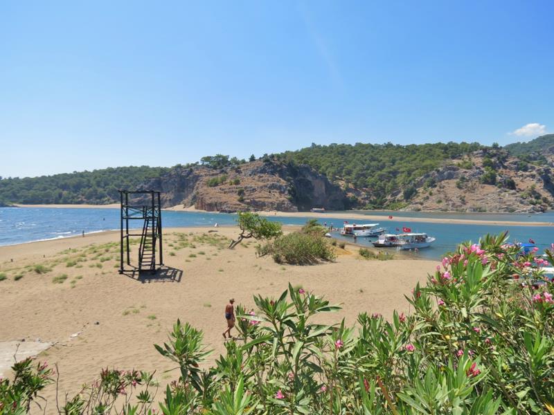 STRANDEN IZTUZU BEACH