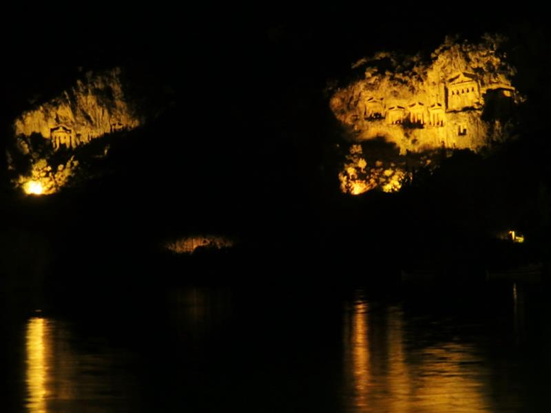 Kongegravene Kaunos Dalyan Tyrkia by night