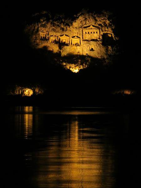 Kongegravene Kaunos Dalyan Tyrkia by night