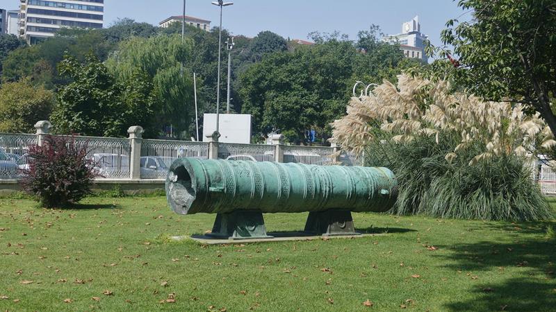 he founder of the Turkish Republic, Mustafa Kemal Atatürk died in this palace and the clock remains set to the time he died, 9:05am on November 10, 1938. Every year at this time, the whole of Turkey comes to a standstill in remembrance.