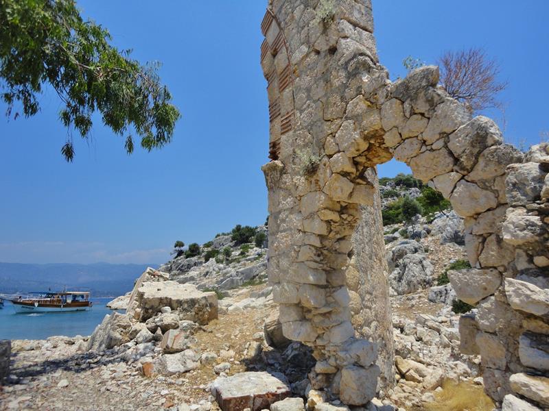 Kekova er en liten tyrkisk øy  som ligger mellom Demre og Kas i Antalyaprovinsen. 