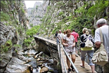 TILGJENGELIG: Den nye broen har gjort Sepadere canyon lett tilgjengelig for de fleste. Foto: Gisle Oddstad